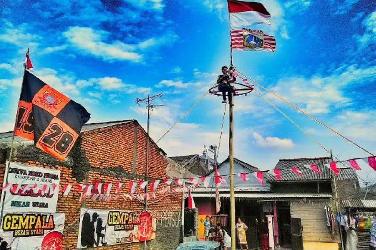 [Bintang] 5 Fakta Panjat Pinang, Perlombaan Saat Perayaan 17 Agustus