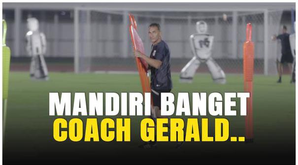 Gerald Vanenburg menunjukkan totalitasnya sebagai pelatih Timnas Indonesia U-23. Dalam sesi latihan jelang Piala AFF U-23 2025, ia terekam tengah menyiapkan sendiri alat bantu latihan untuk para pemain. Aksi sederhana ini jadi bukti keseriusannya dal...