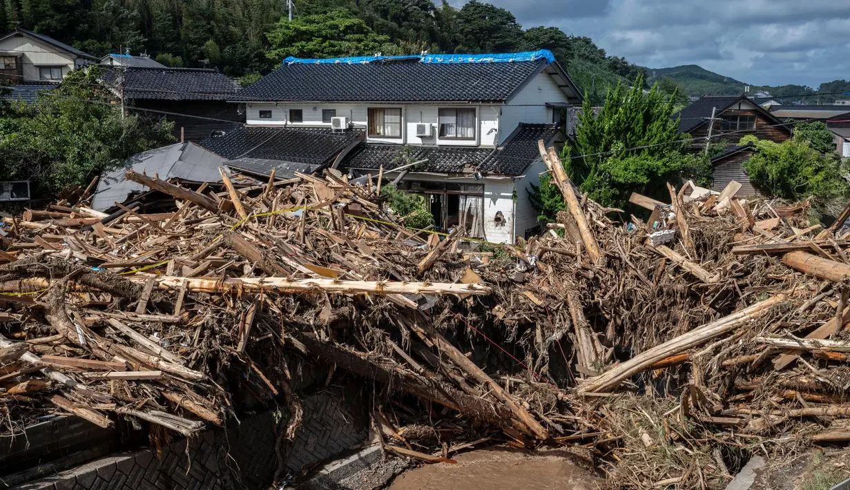 Banjir dan tanah longsor ini merupakan eskalasi dari hujan lebat yang belum pernah terjadi sebelumnya sejak Sabtu (21/9) dan Minggu (22/9/2024). (Yuichi YAMAZAKI/AFP)