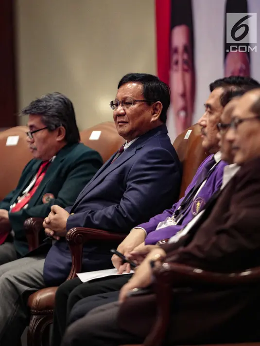 Calon Presiden nomer urut 02 Prabowo Subianto saat menghadiri Dialog Silaturahmi Paslon Presiden dan Wakil Presiden bersama Komunitas  Kesehatan di Gedung Bidakara, Jakarta, Kamis (28/2). (Liputan6.com/Faizal Fanani)