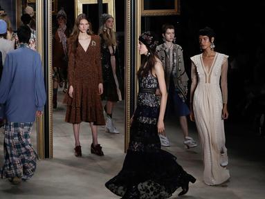 Sejumlah model mengenakan busana karya dari koleksi Patbo selama Sao Paulo Fashion Week di Sao Paulo, Brasil, (23/4). (AP Photo / Andre Penner)