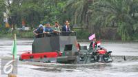 Presiden Joko Widodo menjajal Panser Anoa Amfibi saat menghadiri rapat pimpinan TNI di Mabes TNI, Cilangkap, Senin (16/1). Kedatangan Presiden Jokowi dalam rangka menghadiri Rapim TNI Tahun 2017. (Liputan6.com/Angga Yuniar)