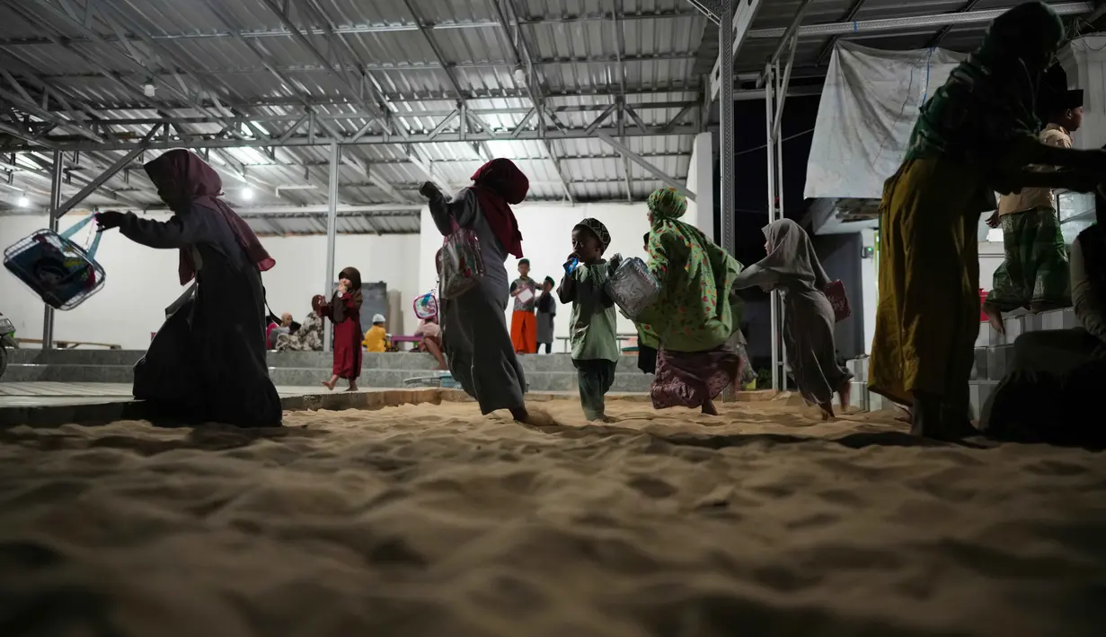 Keunikan ini menjadi tradisi diwariskan secara turun temurun oleh warga setempat selama ratusan tahun lamanya. (AP Photo/Dita Alangkara)