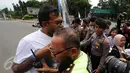 Polisi berusaha menahan aktivis KontraS saat akan masuk kawasan Sekretariat Negara untuk menyampaikan Kartu Pos Desak Presiden Selesaikan Kasus Munir, Jakarta, Selasa (17/1). Kartu dikumpulkan dari 20 kota di Indonesia. (Liputan6.com/Helmi Fithriansyah)