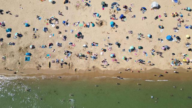 Diterjang Gelombang Panas Ekstrem, Warga Inggris Padati Pantai Bournemouth