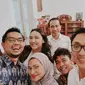 Jokowi wefie bersama para staf khusus Presiden pada Senin, 2 Desember 2019. (dok. Instagram @angkie.yudistia/https://www.instagram.com/p/B5kvFFiBXF_/Putu Elmira)