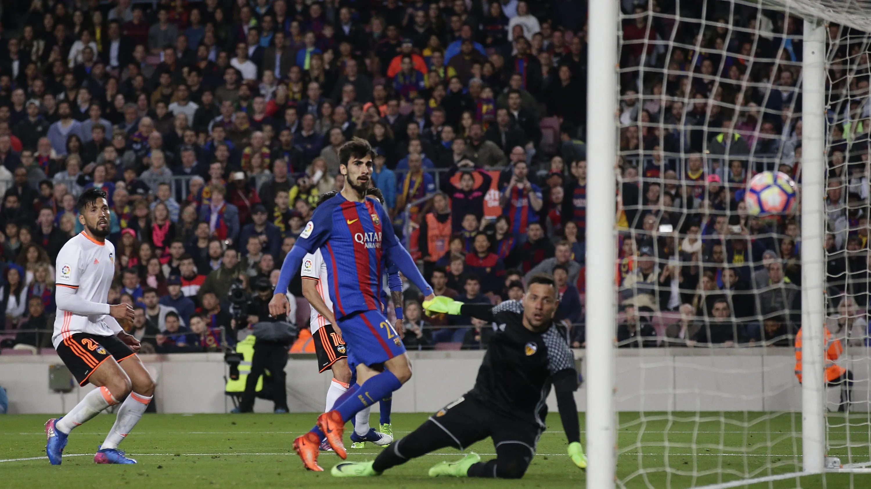 Proses terjadinya gol yang dicetak Andre Gomez ke gawang Valencia. Selain oleh Gomez, gol kemenangan Barca lainnya dicetak oleh Luis Suarez dan juga dua gol lain yang dibukukan oleh Lionel Messi. (AP/Manu Fernandez)