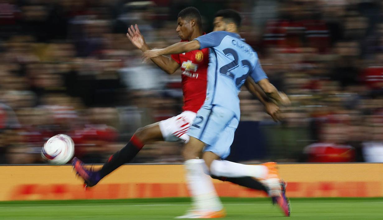 Striker Manchester United, Marcus Rashford, berusaha melewati bek Manchester City, Gael Clichy, pada laga Piala Liga di Stadion Old Trafford, Inggris, Rabu (26/10/2016). MU menang 1-0 atas City. (Reuters/Jason Cairnduff)