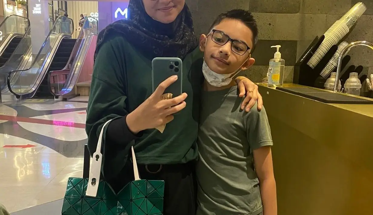 Zee Zee Shahab pun memberikan semangat kepada orangtua yang kasusnya sama sepertinya, bahwa percaya merupakan hal yang penting. Karena setiap anak hebat dan pintar, tapi dengan cara dan pilihannya masing-masing. (Instagram/zeezeeshahab)