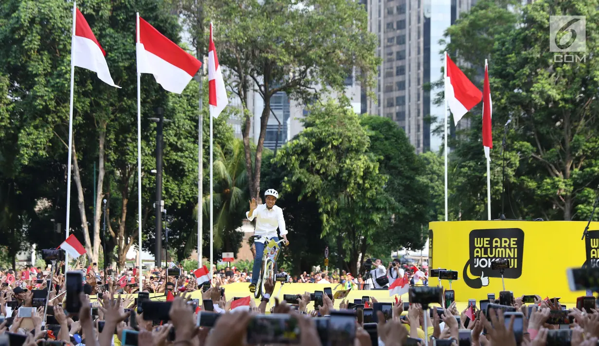 Calon presiden nomor urut 01, Joko Widodo bersepeda saat menghadiri Deklarasi Alumni UI untuk Jokowi-Amin di Plaza Tenggara GBK, Jakarta, Sabtu (12/1). Deklarasi dihadiri perwakilan alumni dari berbagai kampus. (Liputan6.com/Helmi Fithriansyah)