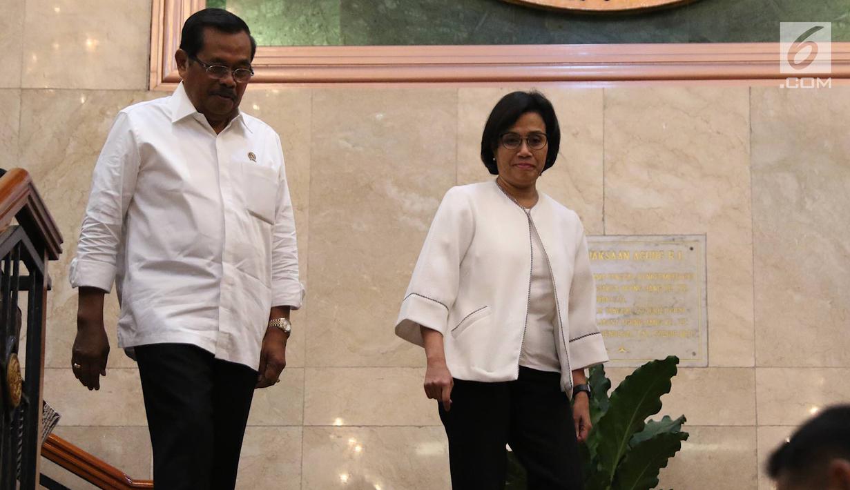 Jaksa Agung M. Prasetyo bersama Menteri Keuangan Sri Mulyani Indrawati seusai menggelar konferensi pers terkait putusan gugatan persidangan internasional di Gedung Kejaksaan Agung, Jakarta, Senin (1/4). (Liputan6.com/Immanuel Antonius)