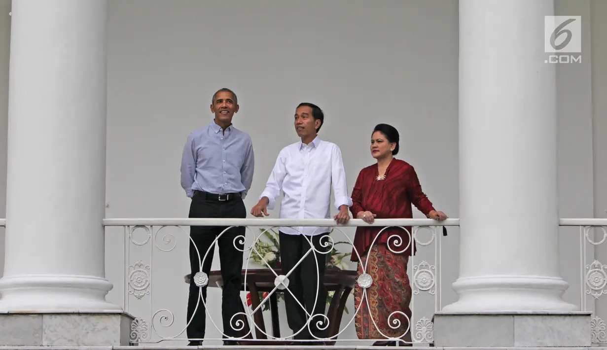 Presiden Jokowi didampingi Ibu Negara, Iriana Widodo saat berbincang dengan Presiden ke-44 AS, Barrack Obama di beranda Istana Presiden Bogor, Jumat (30/6). Kedatangan Obama di Istana Bogor atas undangan pribadi Jokowi.  (Liputan6.com/Angga Yuniar)