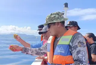 Keluarga pelatih Valencia tebar bunga di lokasi kapal tenggelam