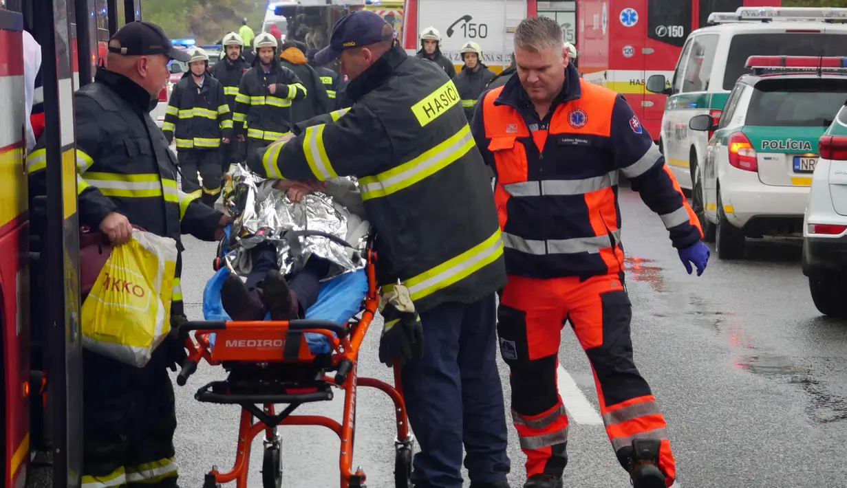 Tim penyelamat membawa korban kecelakaan yang melibatkan bus dengan truk di Nitranske Hrnciarovce, Slovakia, Rabu (13/11/2019). Para pejabat mengatakan kecelakaan tersebut menewaskan 12 orang dan melukai 20 lainnya. (Milan Ivanic/TASR via AP)