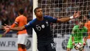 Gelandang Prancis, Kylian Mbappe, merayakan gol yang dicetaknya ke gawang Belanda pada laga UEFA Nations League di Stade de France, Paris, Minggu (9/9/2018). Prancis menang 2-1 atas Belanda. (AFP/Anne-Christine Poujoulat)