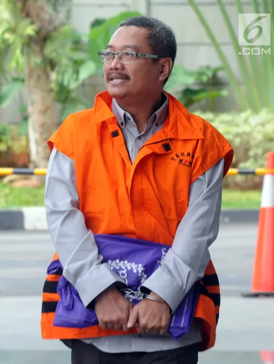 Mantan senior manager pemasaran PT Hutama Karya, Bambang Mustaqim tiba di Gedung KPK, Jakarta, Kamis (31/1). Bambang diperiksa sebagai tersangka terkait dugaan korupsi pembangunan tahap II Gedung IPDN di Rokan Hilir. (Merdeka.com/Dwi Narwoko)