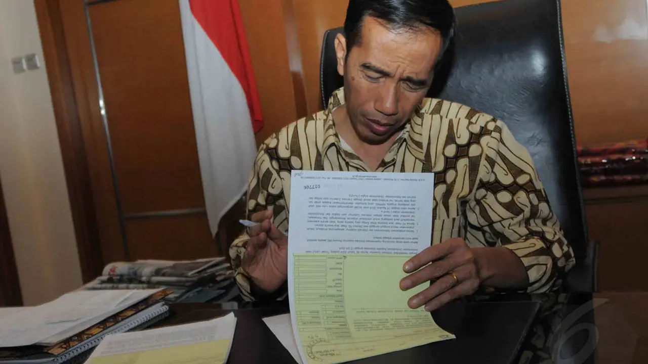 Tampang Kusut Jokowi Saat Berada di Kantor