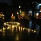 Sejumlah relawan menyalakan lampu pada malam renungan Hari AIDS Sedunia di Tanah Abang, Jakarta, Rabu (1/12/2021). Acara ini digelar secara gabungan oleh lembaga dan relawan pendamping orang dengan HIV/AIDS (ODHA). (Liputan6.com/Herman Zakharia)