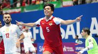Pemain Timnas Futsal Indonesia, Israr Megantara, merayakan gol yang dicetaknya ke gawang Iran dalam pertandingan final Piala Asia Futsal 2026 di Indonesia Arena, Jakarta, Sabtu (7/2/2026). (Bola.com/Abdul Aziz)