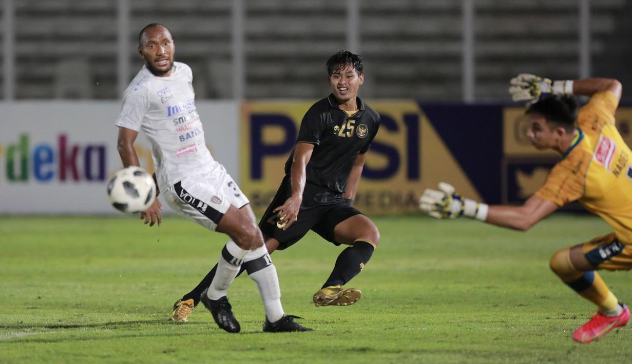 Pemain Timnas Indonesia, Septian Satria, melepaskan tendangan saat melawan Bali United pada laga uji coba di Stadion Madya, Jakarta, Minggu (7/3/2021). Indonesia menang dengan skor 3-1. (Bola.com/ Ikhwan Yanuar Harun)