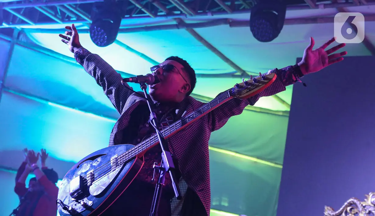 Sejumlah penonton menyambut antusias penampilan The Pantura di festival musik Joyland Festival Jakarta 2024. (Liputan6.com/Angga Yuniar)