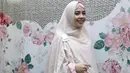 Berkunjung ke majelis taklim dan bersahabat dengan muslimah lainnya, Risty berharap bisa saling mengingatkan sebagai sesama wanita muslim. (Galih W. Satria/Bintang.com)