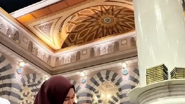 Potret Anisa Rahma Bukber di Masjid Nabawi Sambil Gendong Si Kecil (credit: instagram/anisarahma_12)