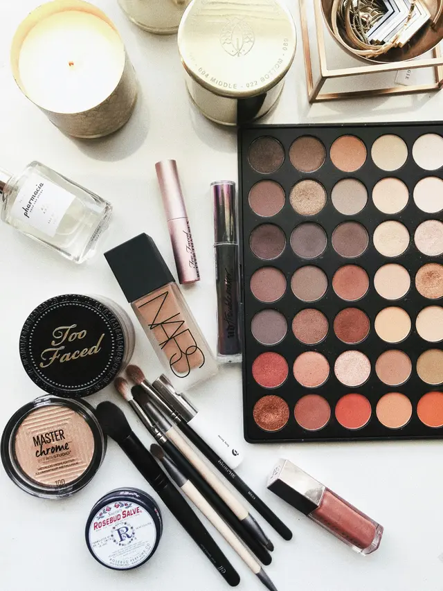 Ilustrasi produk makeup sebagai bagian dari wellness yang mendukung kebutuhan perawatan diri dan penampilan.
