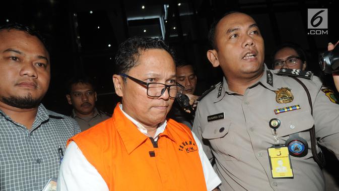 Kadis Kelautan dan Perikanan Kepri Edy Sofyan usai menjalani pemeriksaan 1 x 24 jam di Gedung KPK, Jakarta, Jumat dini hari (12/7/2019). Edy Sofyan ditahan KPK bersama Gubernur Kepri Nurdin Basirun dan dua tersangka terkait izin lokasi rencana reklamasi di Kepri. (merdeka.com/Dwi Narwoko)