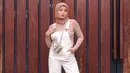 Gaya OOTD berhijab Awkarin bisa jadi inspirasi dengan memadukan busana berwarna pink soft dengan jumpsuit putih ini. Hijab simpel berwarna senada menambah gaya casual (Liputan6.com/IG/@awkarin)
