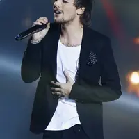 Louis Tomlinson (via metro.co.uk)