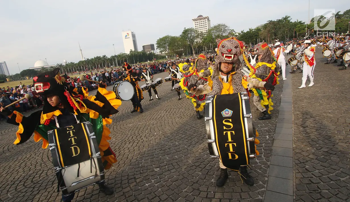 Parade marching band para sekolah tinggi di bawah Kementerian Perhubungan saat acara puncak Hari Perhubungan Nasional di Lapangan Silang Monas, Jakarta, Minggu (17/9). Acara tersebut turut dihadiri Menhub Budi Karya Sumadi (Liputan6.com/Immanuel Antonius)