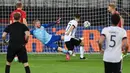Setelah turun minum, tepatnya dua menit setelah kick-off babak ke dua, Jerman berhasil menyematkan bola ke gawang Denmark. Aktor pencetak gol kali ini adalah Florian Neuhaus. (Foto: AFP/Pool/Frederico Gambarini)