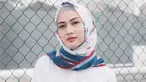 Memakai hijab berwarna putih dengan corak biru dan merah, membuat penampilan Melody terkesan santai dan elegan. (Liputan6.com/IG/@melodylaksani92)