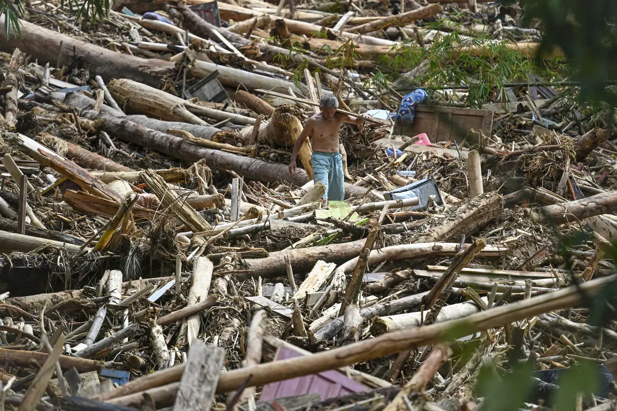 Banjir Sumatera: Penampakan Tumpukan Kayu Gelondongan di Desa Tukka Tapanuli Tengah