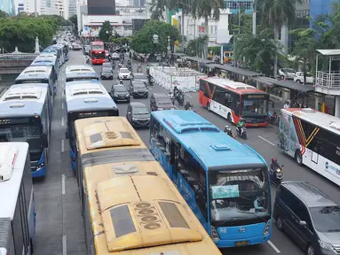 Aktivitas bus Transjakarta di Halte Harmoni, Jakarta, Rabu (2/1). PT Transportasi Jakarta (Transjakarta) menargetkan 231 juta pelanggan pada tahun 2019. (Liputan6.com/Immanuel Antonius)