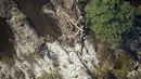 Diperkirakan jumlah korban tewas akibat banjir bandang di Texas, Amerika Serikat (AS) masih akan bertambah. (AP Photo/Gerald Herbert)