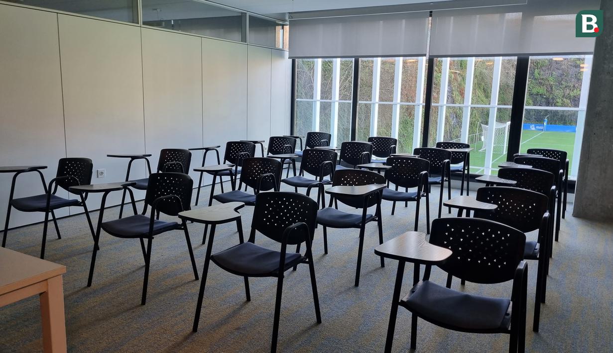 Salah satu ruang kelas di Zubieta untuk belajar para pemain akademi Real Sociedad di sela-sela jadwal latihan. Total ada empat ruang kelas di sana. (Bola.com/Yus Mei Sawitri)