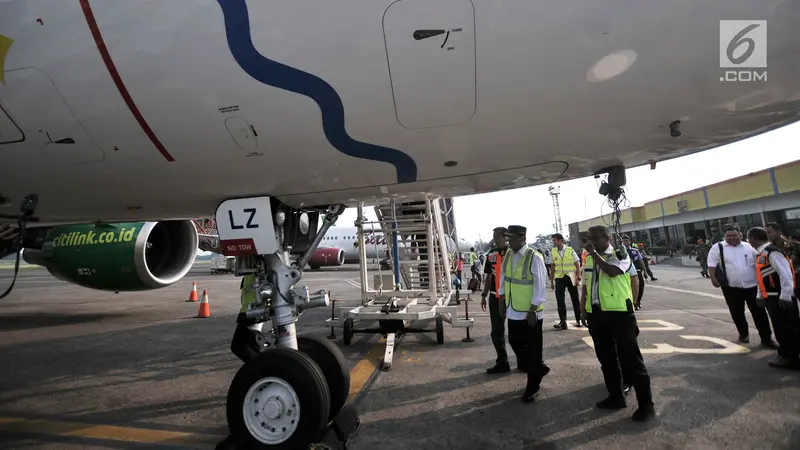 Menhub Budi Tinjau Pelayanan Arus Mudik di Bandara Halim Perdanakusuma