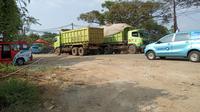 Aktivitas dump truk di Jalan Raya Perancis, Kelurahan Benda, Kota Tangerang. (Foto:Liputan6/Pramita Tristiawati)