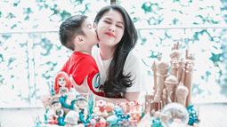 Sandra Dewi juga mendapat ciuman sayang dari sang putra bungsu, Mikhael Moeis. Dalam keterangan unggahan, bintang sinetron Putri Bidadari ini mengungkapkan jika perayaan ulang tahunnya tersebut sangat dadakan. (Liputan6.com/IG/@sandradewi88)