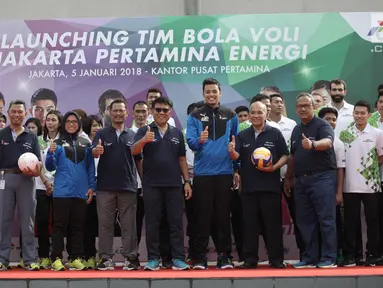 Tim bola voli putra dan putri Jakarta Pertamina Energi serta pejabat Pertamina berfoto bersama saat launching di Kantor Pusat Pertamina, Jakarta, Jumat (5/1). (Liputan6.com/Arya Manggala)