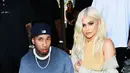 Tak sembarangan ingin tetap tampil mewah, ternyata pasangan Kylie Jenner dan Tyga tetap memiliki rasa berhati-hati. Kehadiran sosok pengawal akan terlihat bersama mereka dimana pun itu, termasuk saat mereka menonton film di cinema. (AFP/Bintang.com)