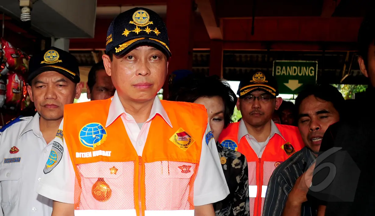 Menteri Perhubungan Ignasius Jonan saat melakukan inspeksi keselamatan moda transportasi darat ke Terminal Kampung Rambutan, Jakarta (23/3/2015). Jonan melakukan uji kelayakan terhadap bus Antar Kota Antar Provinsi (AKAP). (Liputan6.com/Yoppy Renato)