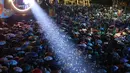 Dijadwalkan, setiap rangkaian kegiatan akan diawali dengan doa bersama dan muhasabah di seluruh titik pertunjukan atau panggung. Tampak dalam foto, suasana kepadatan warga yang akan menikmati malam pergantian tahun di kawasan Bundaran Hotel Indonesia, Jakarta, Rabu (31/12/2025). (Kapanlagi.com/Budy Santoso)
