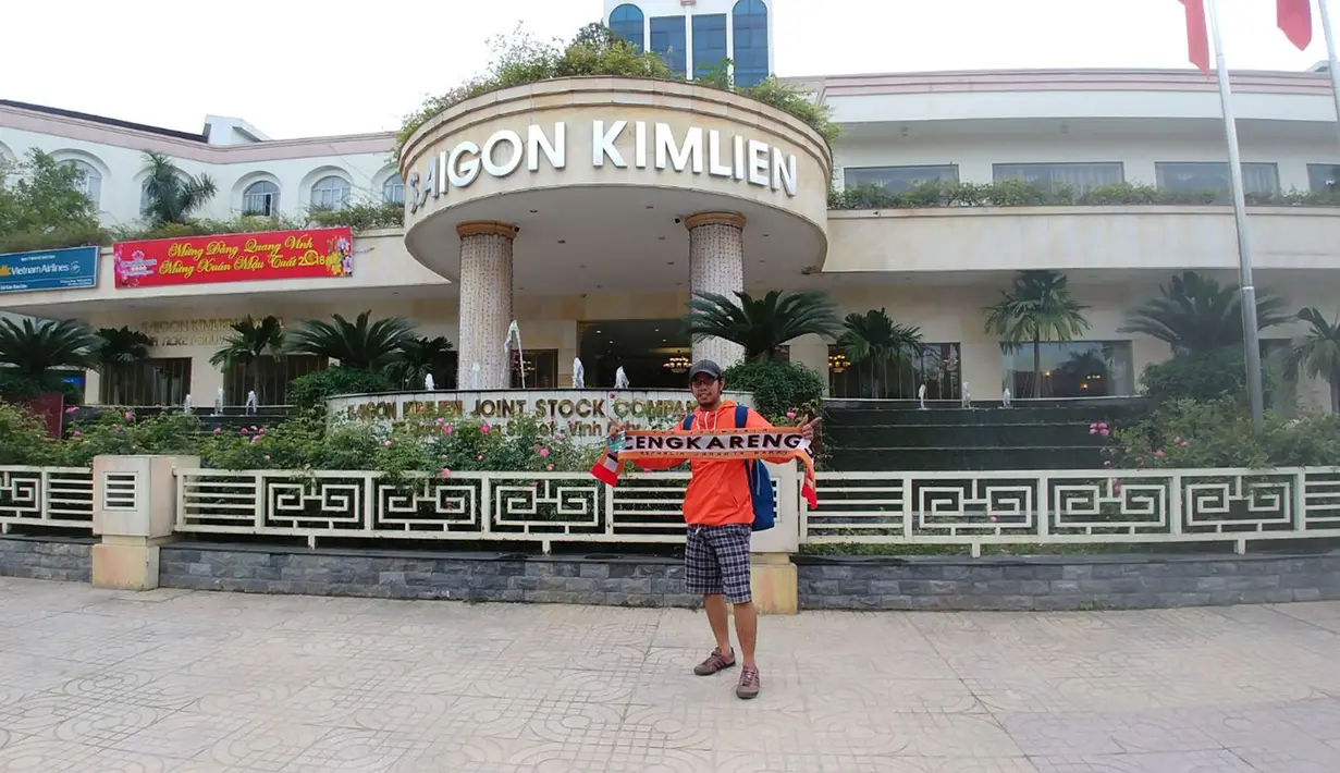 Seorang The Jakmania berpose di depan Hotel Saigon Kimlien tempat Persija Jakarta menginap di Vinh, Vietnam, Selasa (6/3/2018). Persija akan melawan wakil Vietnam, Song Lam Nghe An pada laga Piala AFC. (Bola.com/Reza Khomaini)