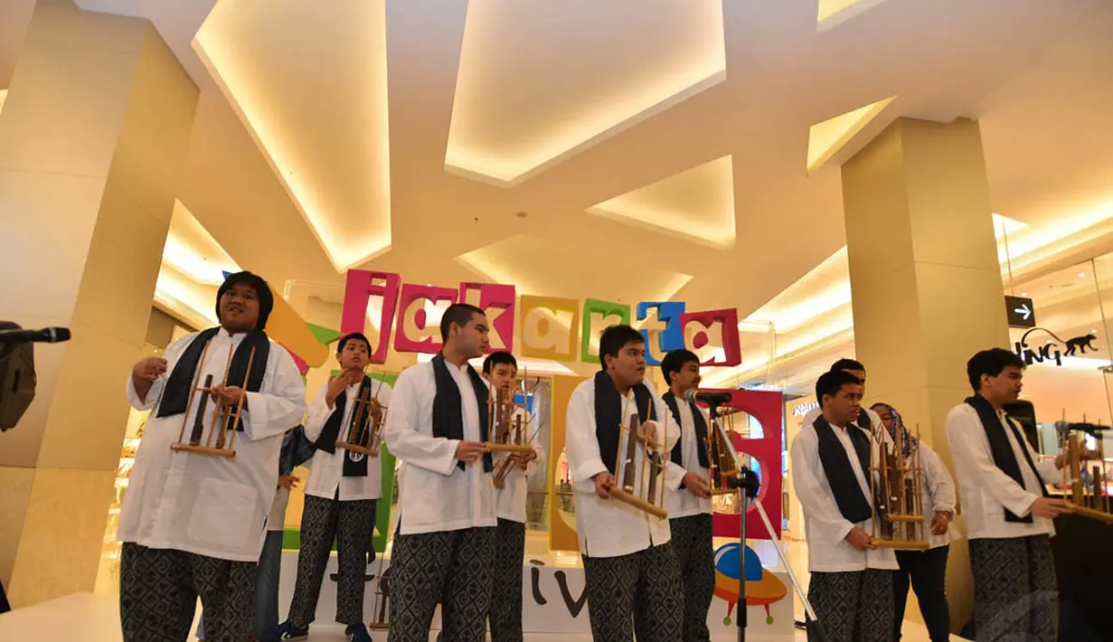 Sejumlah anak dengan autisme memainkan angklung dalam rangkaian acara Jakarta Kids Festival di Jakarta, Minggu (30/11/2014).(Liputan6.com/Faizal Fanani)  