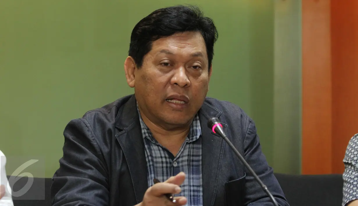 Komisioner Komisi Yudisial (KY) Imam Anshori Saleh ketika memberikan keterangan pers mengenai penetapan tersangka ketua dan komisioner KY dalam dugaan pencemaran nama baik Hakim Sarpin di Gedung KY, Jakarta, Minggu (12/7). (Liputan6.com/Faizal Fanani)