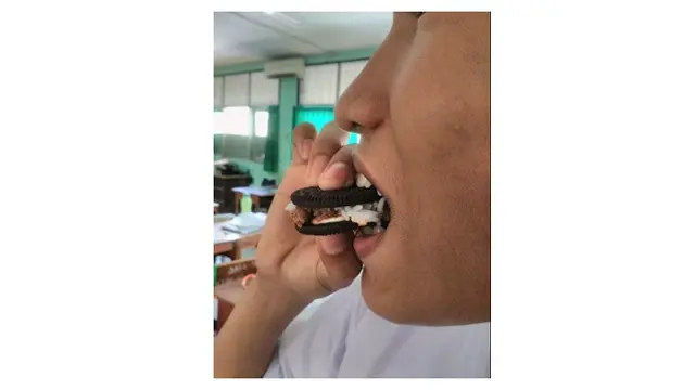 Makan Unik Oreo (Sumber: Twitter/@/WahyuYordan)