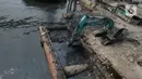 Alat berat mengangkat material endapan lumpur di Kampung Nelayan Cilincing, Jakarta Utara, Kamis (2/9/2021). Pengerukan dilakukan untuk mengurangi pendangkalan di muara teluk Jakarta serta penataan sandaran kapal-kapal tradisional. (merdeka.com/Imam Buhori)